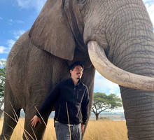 Tomek Michniewicz podczas podróży po Afryce