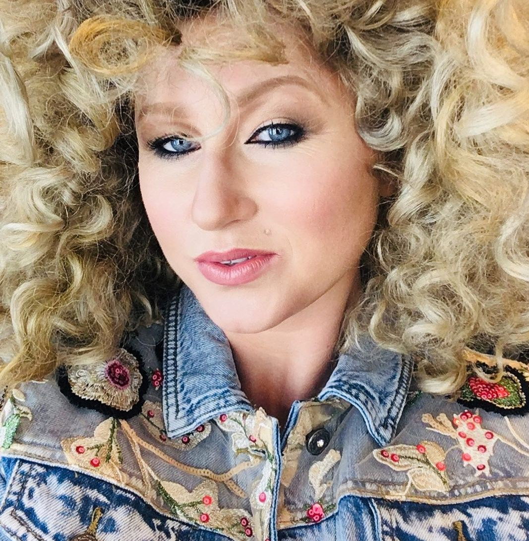 Karolina Piechota jako Maryla Rodowicz w serialu "Osiecka". Kim jest aktorka?