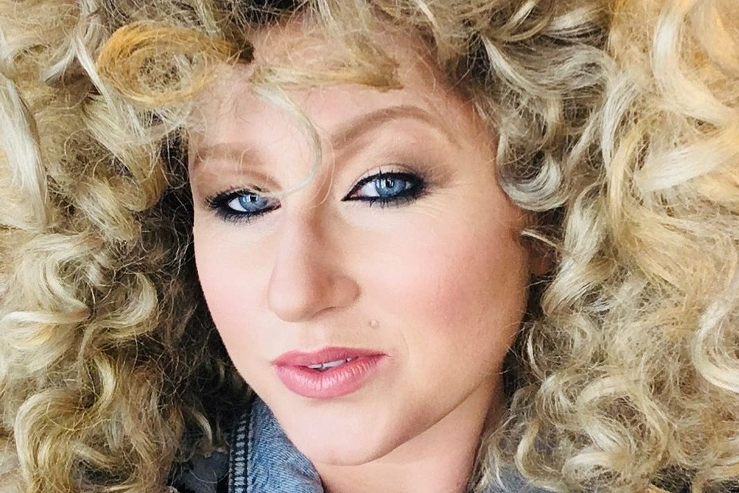 Karolina Piechota jako Maryla Rodowicz w serialu "Osiecka". Kim jest aktorka?