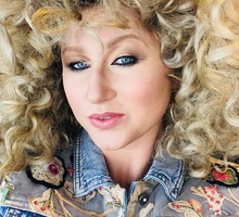 Karolina Piechota jako Maryla Rodowicz w serialu "Osiecka". Kim jest aktorka?