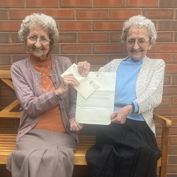 Najstarsze brytyjskie bliźniaczki: 96-letnie Doris Hobday i Lilian Cox