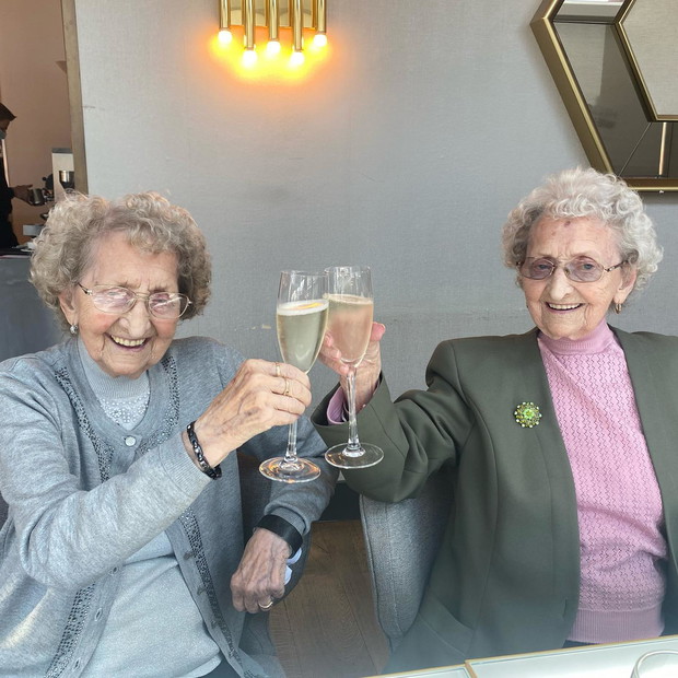 Najstarsze brytyjskie bliźniaczki: 96-letnie Doris Hobday i Lilian Cox