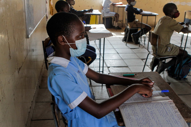 Zimbabwe - dzieci uczące się w szkole w Harare