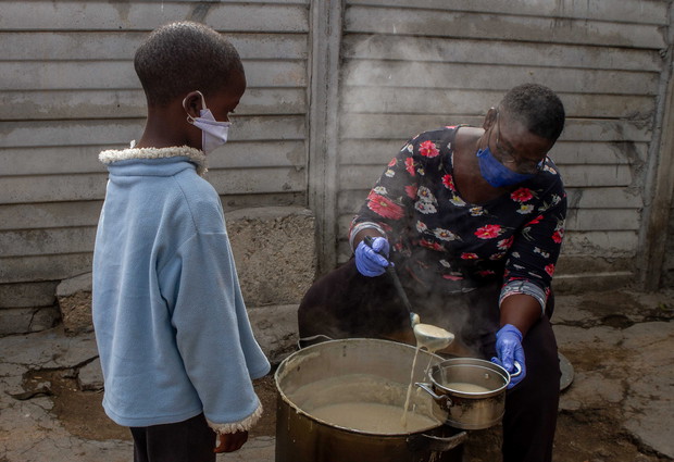 Zimbabwe - kobieta karmiąca dzieci