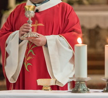 Proboszcz nie dopuszcza do bierzmowania tych, którzy poparli strajk kobiet. Odpowiedź kurii zaskakuje