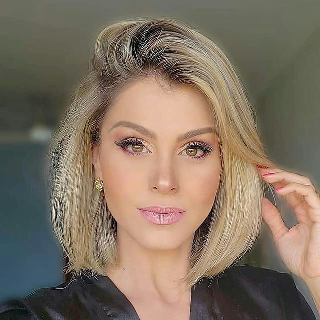 Modne fryzury 2021: Angled bob w stylu Victorii Beckham