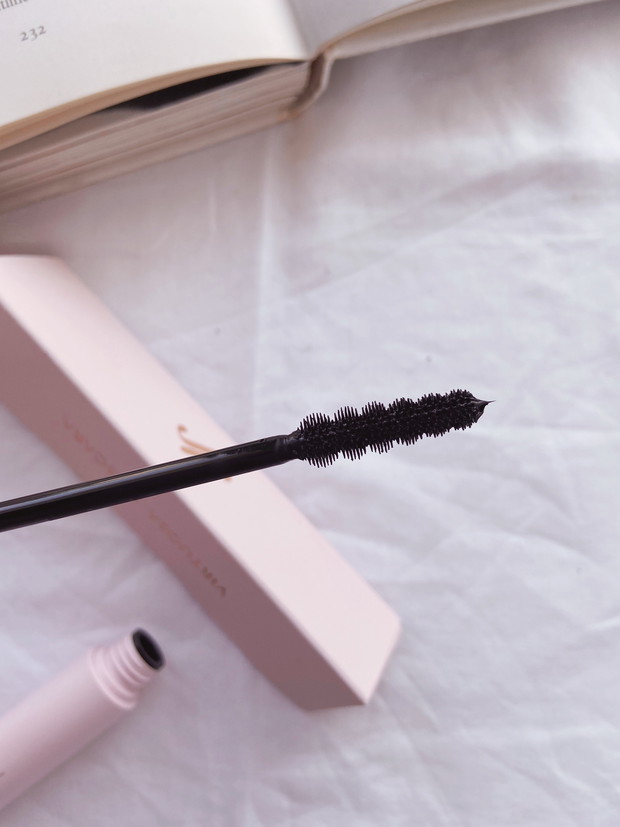 Kosmetyki Julii Wieniawy JUSEE - test maskary i pomadki do ust