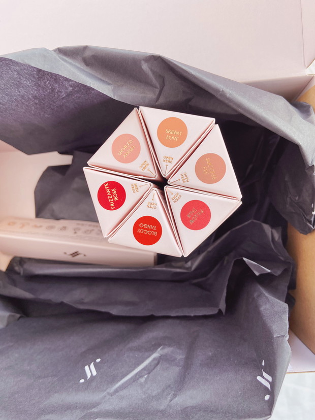 Kosmetyki Julii Wieniawy JUSEE - test maskary i pomadki do ust