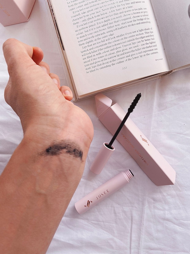 Kosmetyki Julii Wieniawy JUSEE - test maskary i pomadki do ust