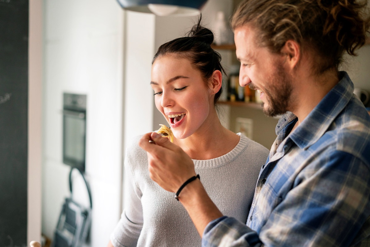 Najlepsze imprezy są w kuchni. 3 pomysły na wspólne gotowanie z przyjaciółmi
