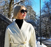 Małgorzata Kożuchowska w genialnym płaszczu na wiosnę i z modną POUCH BAG