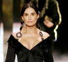 Demi Moore zdradza, co stało się na pokazie Fendi z jej twarzą