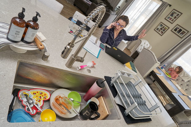 Co w dobie pandemii znaczy być matką. Te zdjęcia pokazują całą prawdę