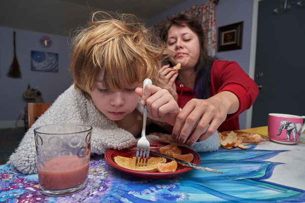 Co w dobie pandemii znaczy być matką. Te zdjęcia pokazują całą prawdę