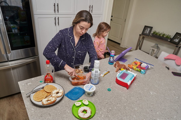 Co w dobie pandemii znaczy być matką. Te zdjęcia pokazują całą prawdę