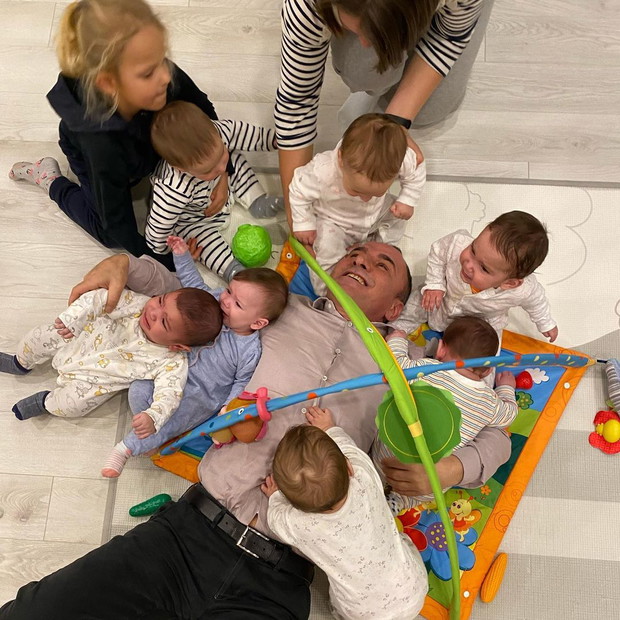 Galip Ozturk z dziećmi