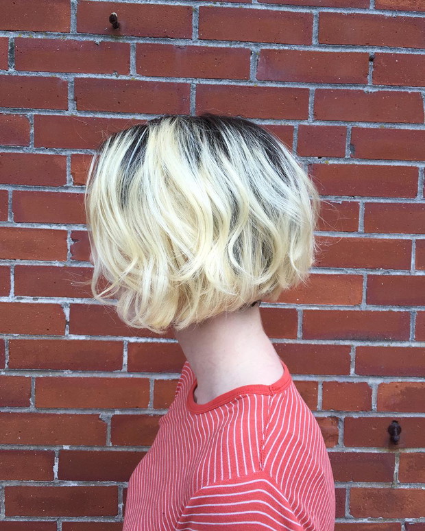 Modne fryzury 2021: grunge bob