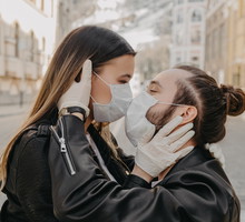 Kim jest „SIMP”? Czy powinnaś uważać wchodząc w relacje z taką osobą?