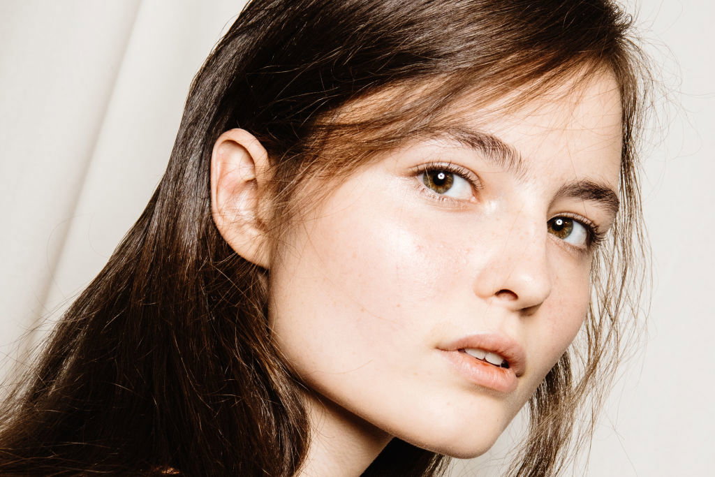 Ten sposób tiktokerki na optyczne zmniejszenie czoła jest hitem. Zdziwisz się, jakie to proste