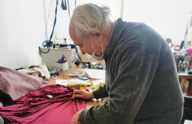 92-letni krawiec niemal stracił swój zakład przez pandemię. Z pomocą przyszła wdzięczna klientka: historia pana Adama wzrusza do łez