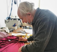 92-letni krawiec niemal stracił swój zakład przez pandemię. Z pomocą przyszła wdzięczna klientka: historia pana Adama wzrusza do łez