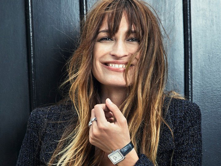 "HEAVY BANGS" to najmodniejsza grzywka na 2021. Doda ci pazura i przywróci pewność siebie