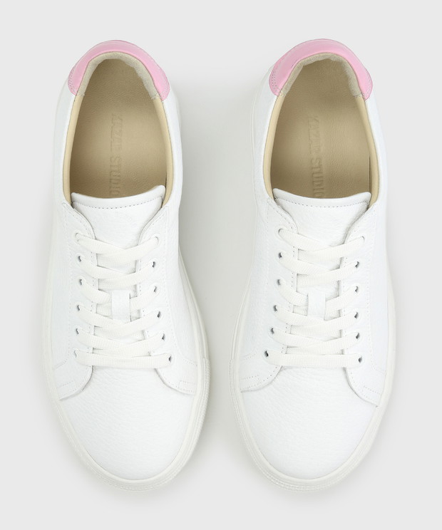 Poznaj fenomen kultowych sneakersów! Czy sportowe buty można nosić do każdej stylizacji?