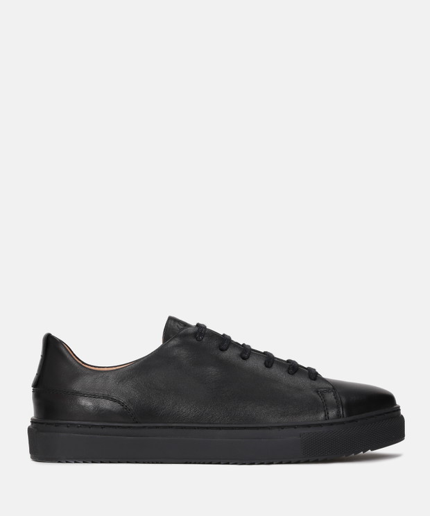 Poznaj fenomen kultowych sneakersów! Czy sportowe buty można nosić do każdej stylizacji?