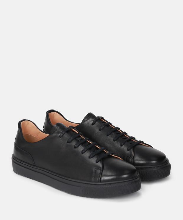 Poznaj fenomen kultowych sneakersów! Czy sportowe buty można nosić do każdej stylizacji?