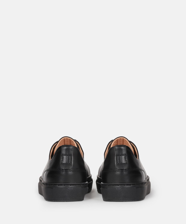 Poznaj fenomen kultowych sneakersów! Czy sportowe buty można nosić do każdej stylizacji?