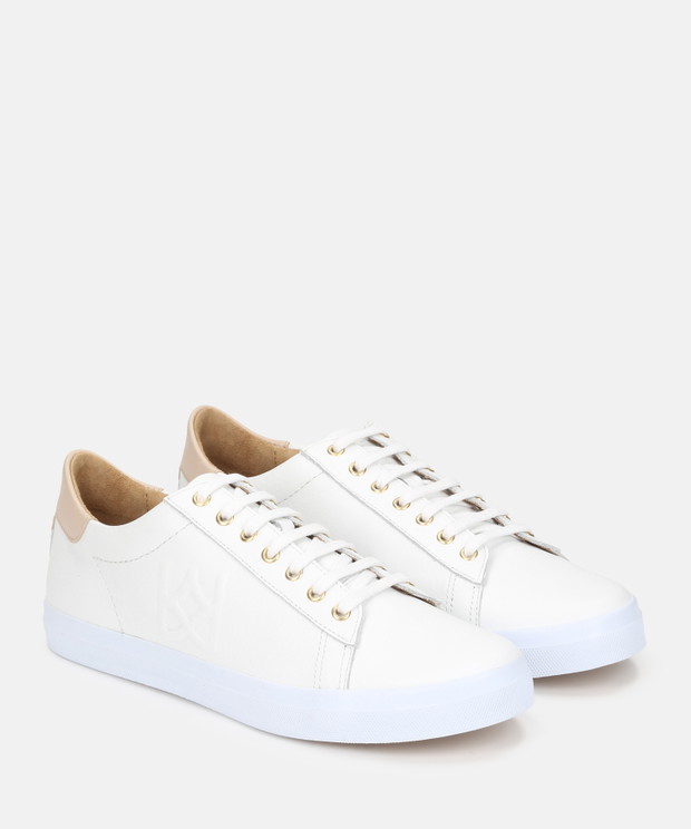 Poznaj fenomen kultowych sneakersów! Czy sportowe buty można nosić do każdej stylizacji?