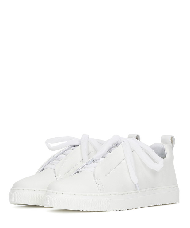 Poznaj fenomen kultowych sneakersów! Czy sportowe buty można nosić do każdej stylizacji?
