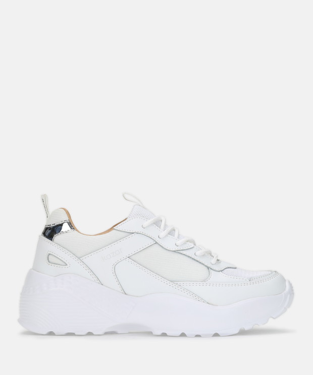 Poznaj fenomen kultowych sneakersów! Czy sportowe buty można nosić do każdej stylizacji?