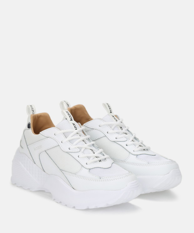 Poznaj fenomen kultowych sneakersów! Czy sportowe buty można nosić do każdej stylizacji?