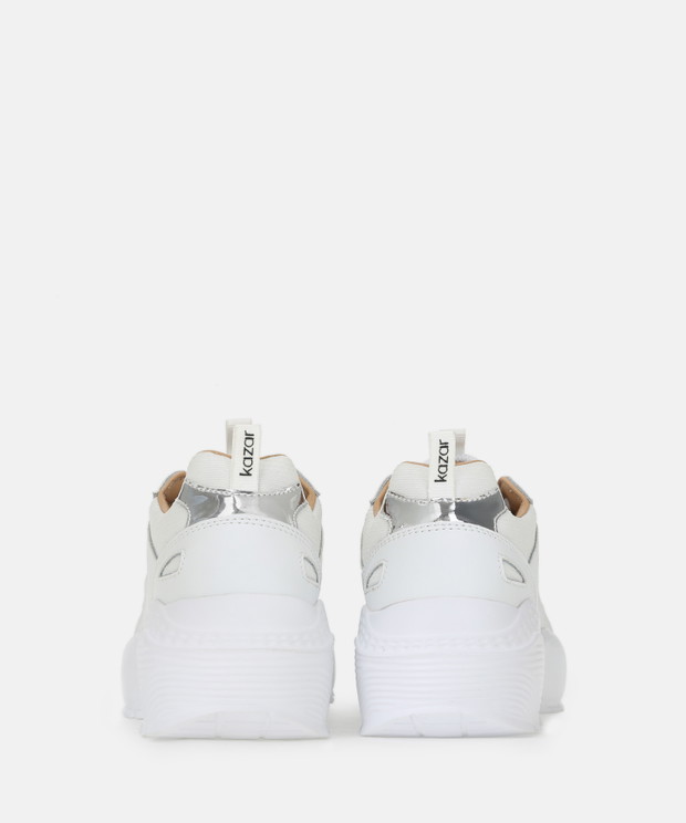 Poznaj fenomen kultowych sneakersów! Czy sportowe buty można nosić do każdej stylizacji?