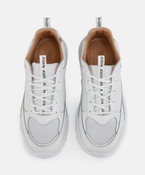 Poznaj fenomen kultowych sneakersów! Czy sportowe buty można nosić do każdej stylizacji?