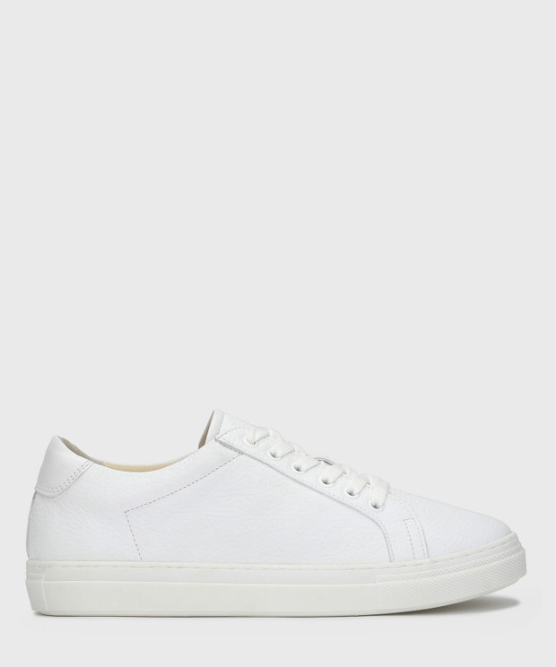 Poznaj fenomen kultowych sneakersów! Czy sportowe buty można nosić do każdej stylizacji?