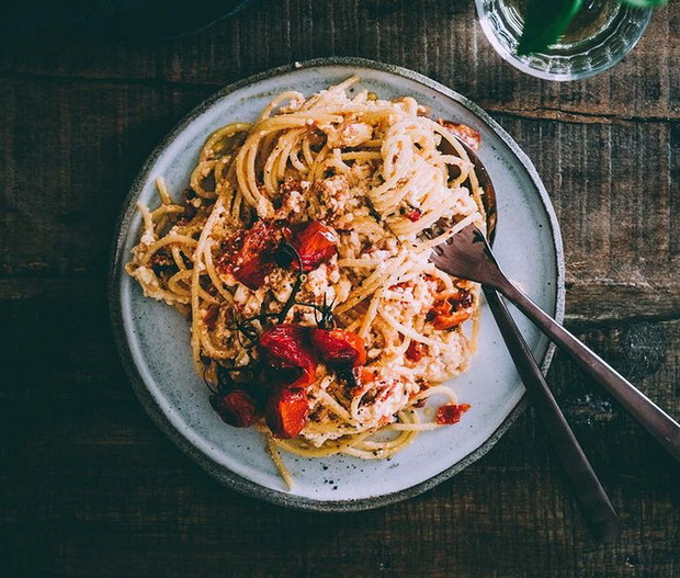 Przepis na makaron z pieczoną fetą i pomidorkami stał się hitem TikToka!