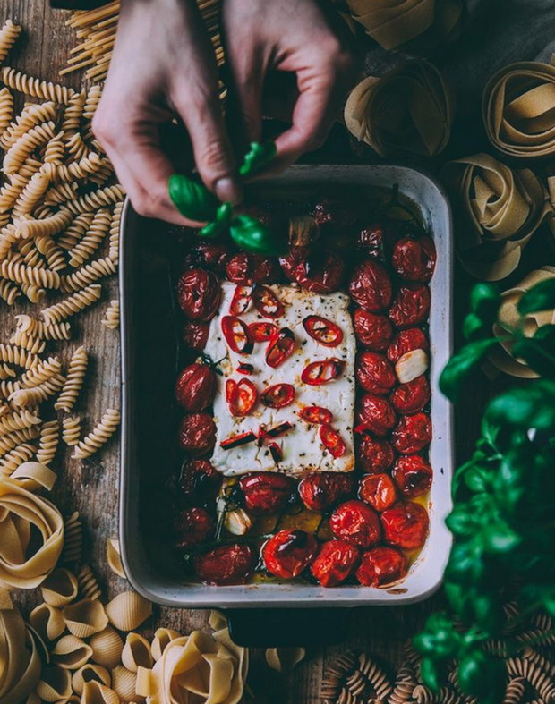 Przepis na makaron z pieczoną fetą i pomidorkami stał się hitem TikToka!