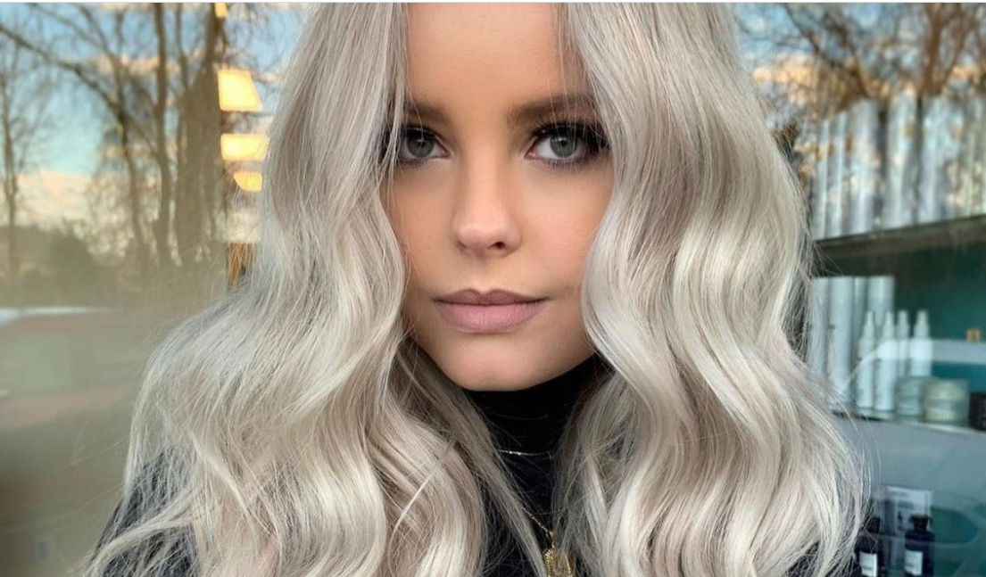 Popielaty blond – dla kogo jest idealny? Jak go uzyskać? Zdjęcia i odcienie