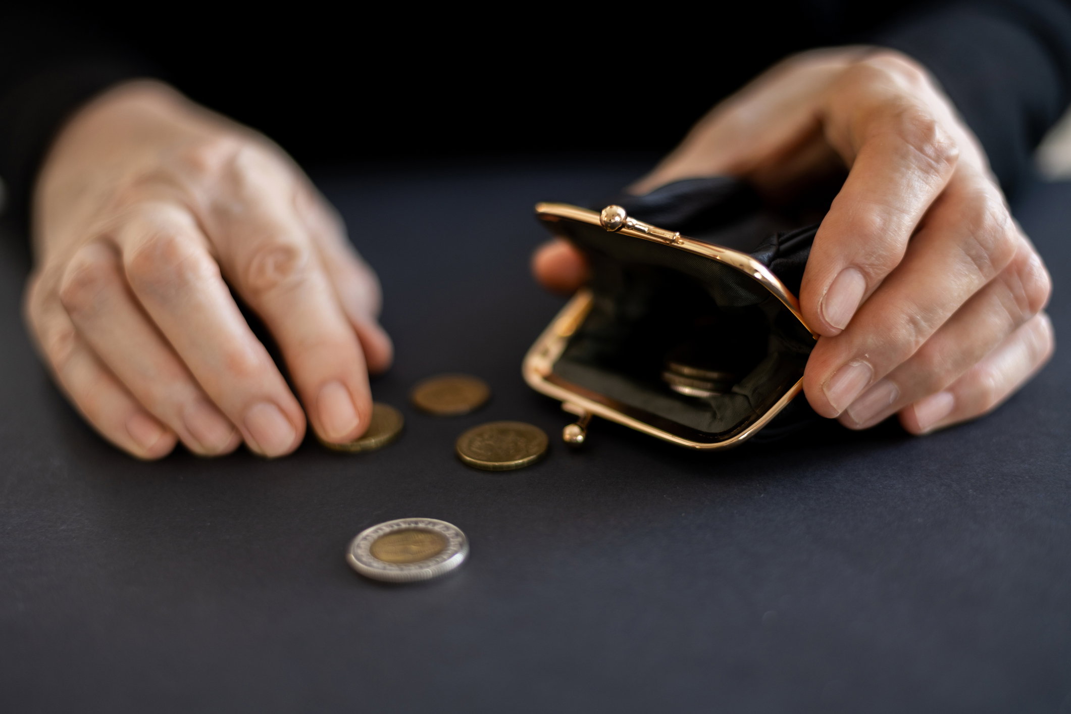 Taksówkarz odkrył 120 tys. złotych w reklamówce. Ta historia to przestroga dla wszyskich