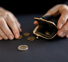 Taksówkarz odkrył 120 tys. złotych w reklamówce. Ta historia to przestroga dla wszyskich