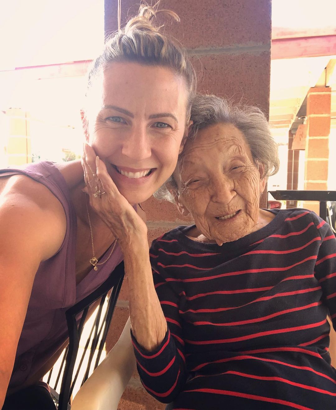 102-letnia prababcia ćwiczy z wnukiem