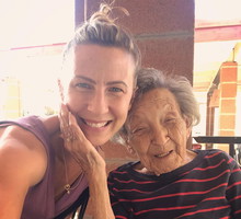 102-letnia prababcia ćwiczy z wnukiem