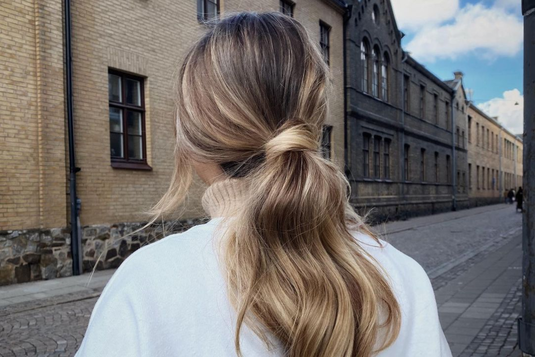 Ciemny blond – dla kogo jest idealny? Modne odcienie ciemnego blondu