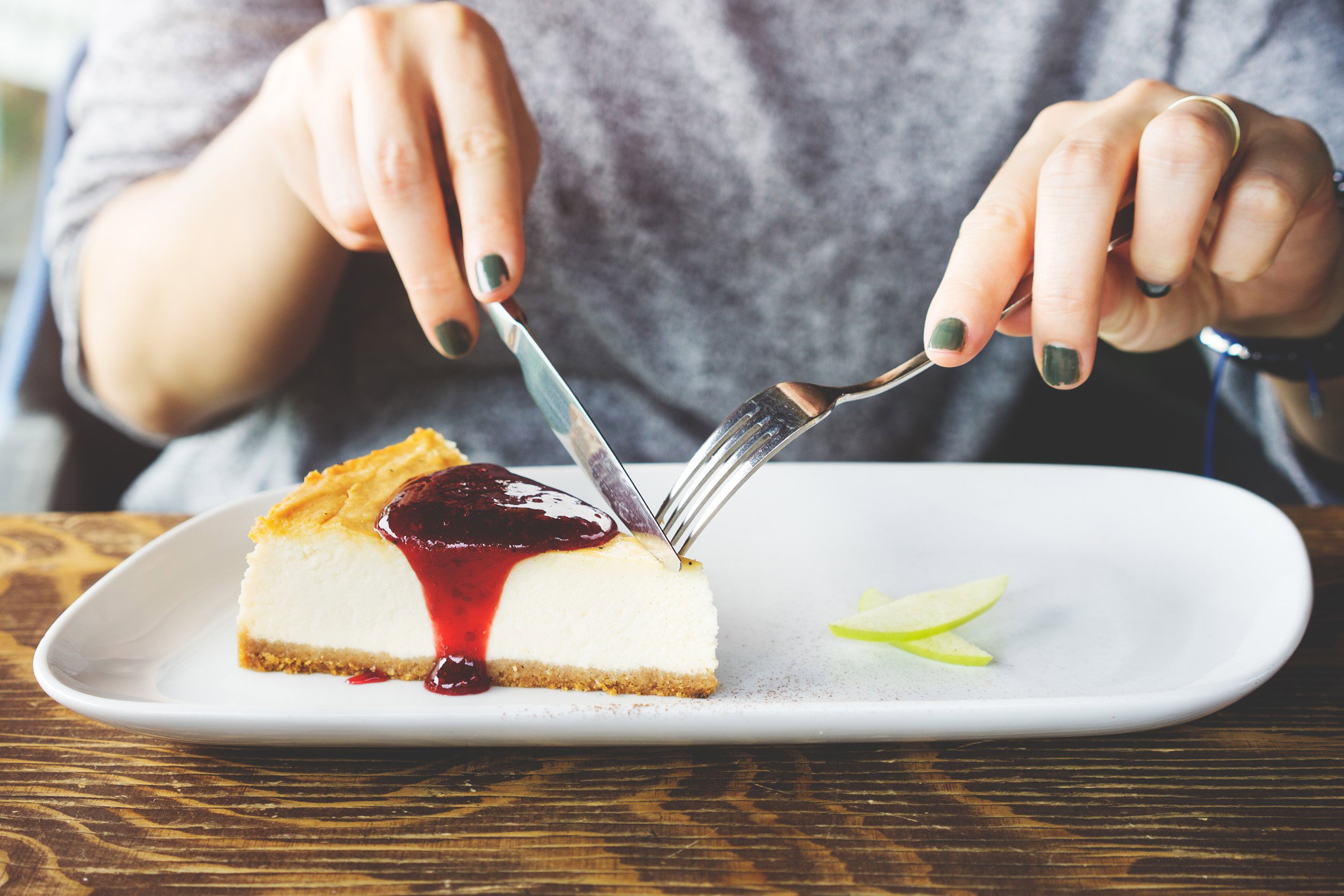 Przepisy na Wielkanoc: przepis na sernik z konfiturą wiśniową