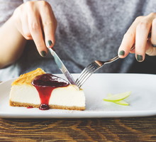 Przepisy na Wielkanoc: przepis na sernik z konfiturą wiśniową