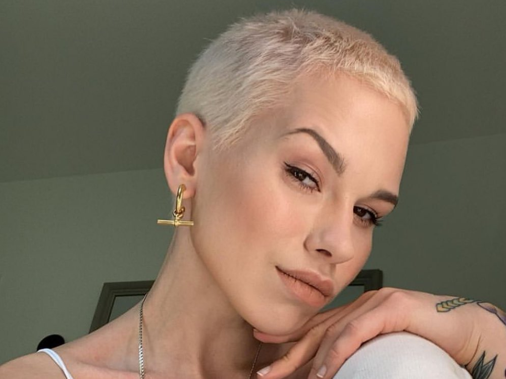 Platynowy blond – komu pasuje? Jak go uzyskać i pielęgnować?