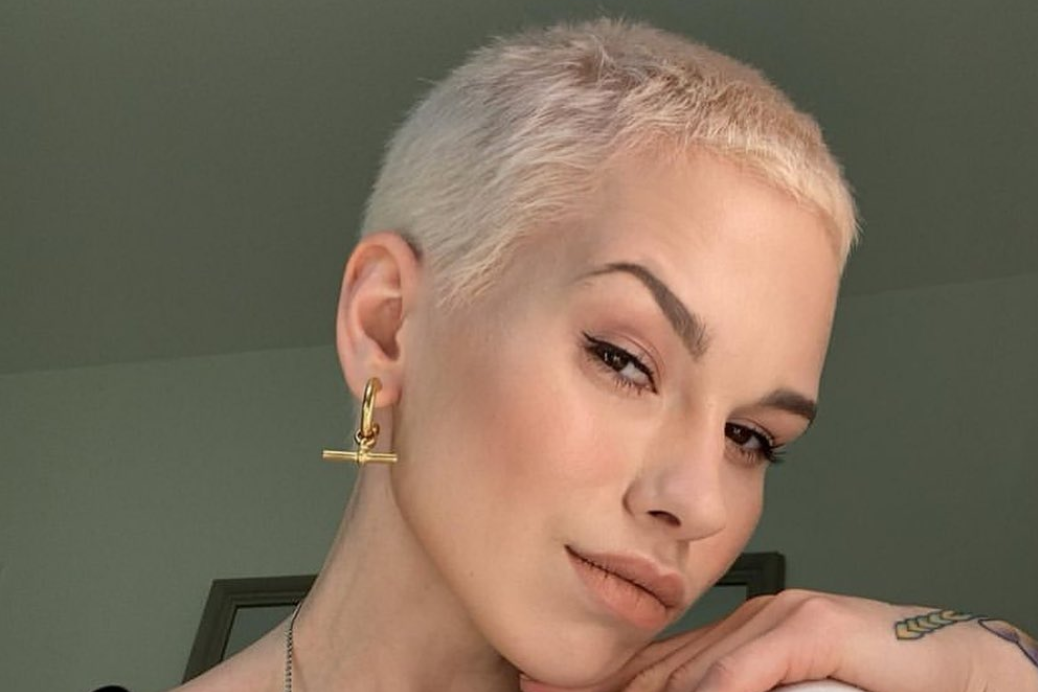 Platynowy blond – komu pasuje? Jak go uzyskać i pielęgnować?