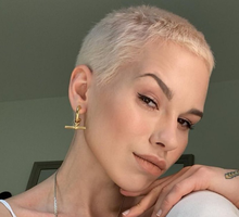 Platynowy blond – komu pasuje? Jak go uzyskać i pielęgnować?